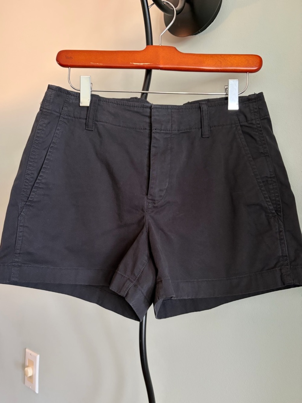 GAP
DOWNTOWN KHAKI SHORTS
